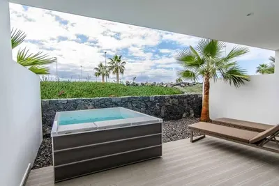 Image de Spa extérieur + petit déjeuner gratuit! Suite Luxe avec cuisine high-tech