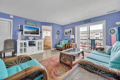 Image de Condo de deux chambres en milieu de ville avec piscine!
