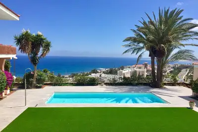 Image de Bungalow de luxe avec une vue imprenable sur la plage et la mer