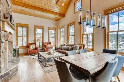 Image de The Lavish Lincoln | Luxe Alpine Loft