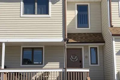 Image de Maison de ville impeccable - À quelques pas de la plage privée - Rue calme