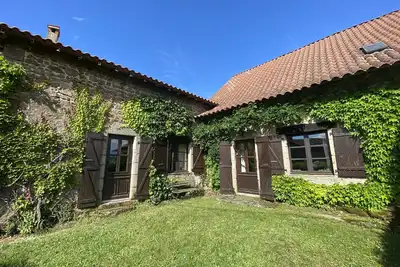 Image de Vieille maison en pierre dans un hameau rural paisible Ă distance de marche du village