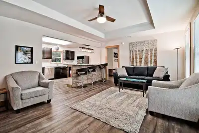 Image de 3 chambres King, chacune avec salle de bain privée. . Grande terrasse
