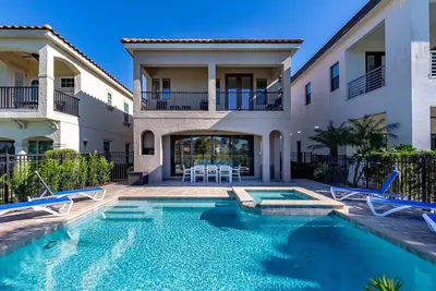 Image de RVH_100M | Villa de 5 chambres avec vue magnifique, piscine orientée ouest, chambre d'enfants et 2 salles de jeux