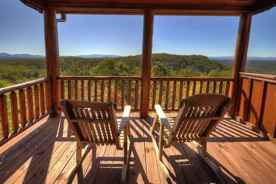 Image de Située au-dessus de Raven Ridge, cette cabane de style lodge au sommet d’une montagne dispose d’une plage de