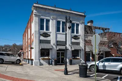 Image de Perché sur le centre-ville de Blue Ridge, Main & Main offre une retraite spectaculaire avec un locati imbattable