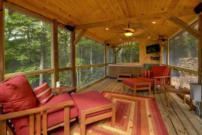 Image de Venez vous détendre au son des eaux tumultueuses dans cette jolie cabane perchée au-dessus de la rivière Toccoa.