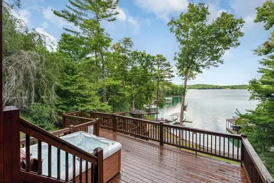 Image de Spacieux Lakeside Luxury ne fait pas mieux que ça.