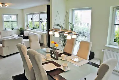 Image de Maison de vacances de luxe dans un emplacement central avec terrasse et jardin pour couples et familles