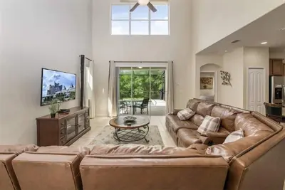 Image de Incroyable famille unique contemporaine avec mises à niveau, piscine privée près de Disney