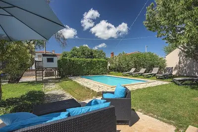 Image de Villa en pierre où les animaux domestiques sont les bienvenus et avec piscine privée