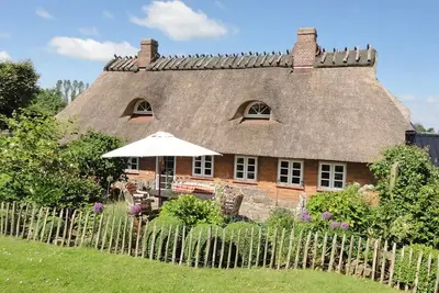 Image de Chaumière confortable avec grand jardin, Wifi et terrasse pour les couples, les familles