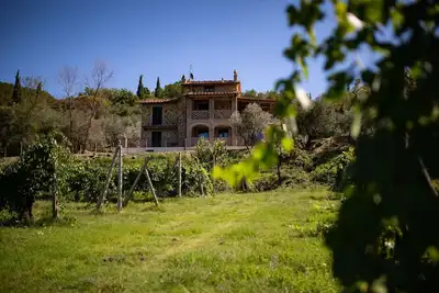 Villa en pierre accessible en fauteuil roulant, située dans une position vallonnée à 2 km du village
