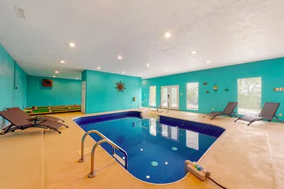 Image de Superbe cabine avec vue sur la montagne avec piscine privée, bain à remous, mini-golf et table de billard!