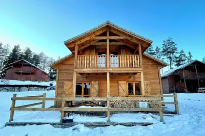 Image de Chalet en bois tout confort avec Jacuzzi, idéal pour toute la famille!