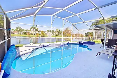 Image de Piscine privée chauffée à 4 lits avec bain à remous sur le thème Disney à 3 miles de Disney Wifi