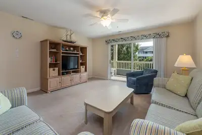 Image de Marchez jusqu'à la plage! Condo pr��s de la baie w / piscine partagée et court de tennis!