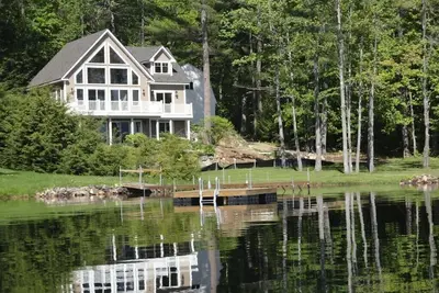 Image de Accueil Lakefront moderne sur Woods Pond avec Sandy Beach.