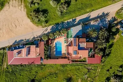 Image de Immense maison 9 chambres pour 27 personnes! Chauffage \/ Piscine, Jacuzzi, Sauna, Billard, T \/ Tennis