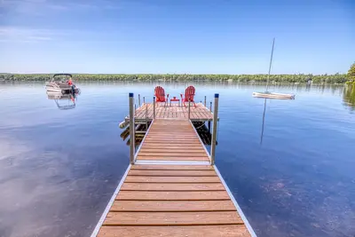 Image de Au bord du lac composé de 3 chalets - près de l'Acadie!