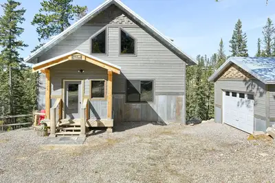 Image de Maison neuve de 3 étages construite sur mesure, nichée sur une colline près de Terry Peak