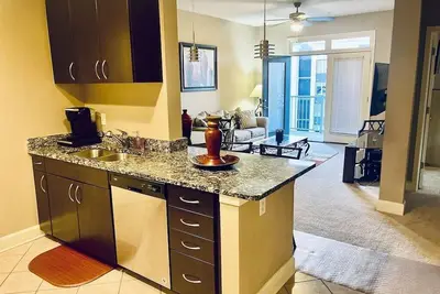 Image de Midtown Oasis - Pool and Private Balcony