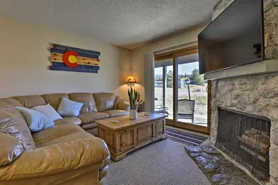 Image de Manger, dormir, skier! Condo rustique Mtn: WiFi, Tv, HotTub