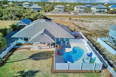 Image de \"Beach Haven\" En face de la plage! Piscine chaufee! Peut accueillir 15 personnes! * Animaux acceptés! *