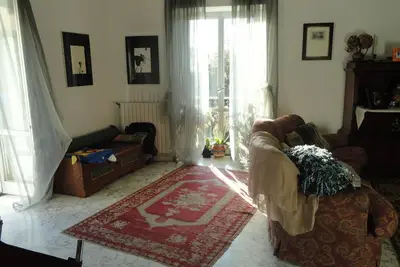 Image de belle maison avec terrasse sur le port où vous pourrez vous détendre