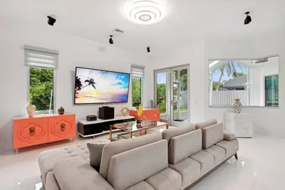 Image de Designer décoré moderne Waterfront House dans le meilleur emplacement! 4 chambres à coucher!