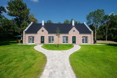 Image de Maison de vacances exclusive avec cheminée et sauna, terrasse et chaise de plage, 4 personnes