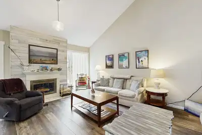 Image de Spacieuse maison w / cheminée et tennis partagé, bain à remous, et piscine - près du lac!