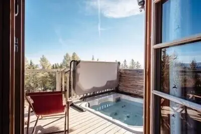 Image de Propre cabane avec sauna et bain Ă remous