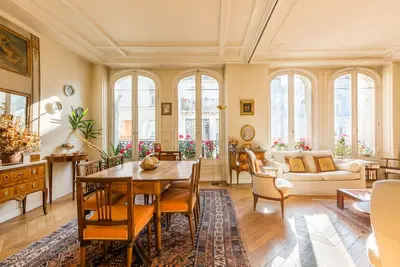 Image de Appartement 2br 2 salles de bain attrayant classique dans le 1er, près des musées, par Veeve