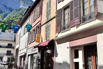 Image de Impressionnante maison de ville de quatre étages adaptée aux cyclistes à Bourg d'Oisans, pour 10 personnes