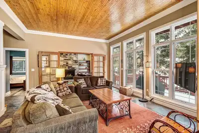 Image de Maison privée sur la rivière à Breckenridge! Promenade rapide au centre-ville, bain à remous privé!