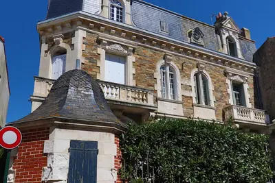 Image de Maison sablaise 5 chambres, proche de la plage et du centre, tout confort inclus.