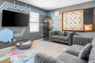 Image de Élégante villa d'Orlando pour les grands groupes - Cinéma, piscine privée, salles de jeux, chambres à thème