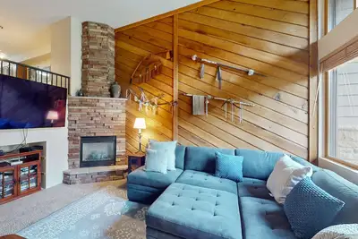 Image de Maison de ville avec accès direct aux pistes, garage / piscine commune / spa, marches pour rejoindre les remontées / Main St!