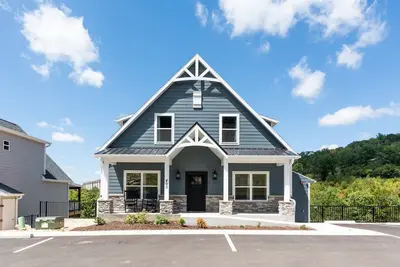 7 Master Suites / bain �� remous privé / piscine communautaire extérieure et intérieure