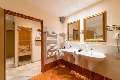 Image de \"Armoire Ă vin\" Suite Rosenburg - Hotel Zeltinger Hof