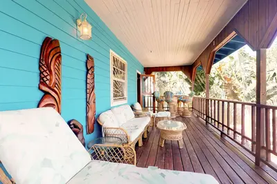 Image de Propriété en bord de mer avec terrasse privée, piscine et kayaks - plage privée et quai!