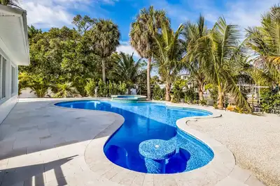 Image de maison de canal rénovée à Anna Maria City.