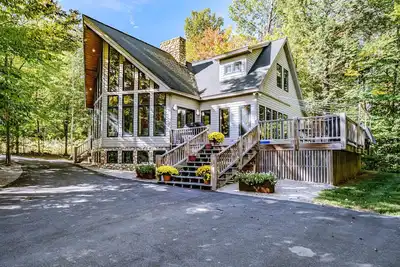 Image de The Ski House: marchez vers les sentiers! Bain Ă remous, salle de jeux, cuisine ultime