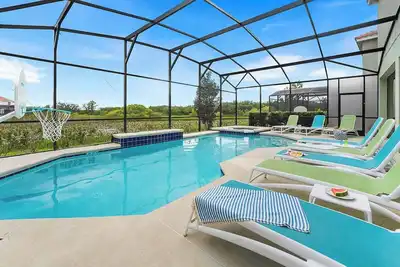 Image de Confort moderne impressionnant avec chambres à thème pour enfants, piscine privée et abondance de jeux et de divertissements