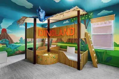 Image de Dinosaures et Trains Chambres à thème, salle de jeux et arcades, piscine et luxe tout simplement magnifique à quelques minutes de Disney