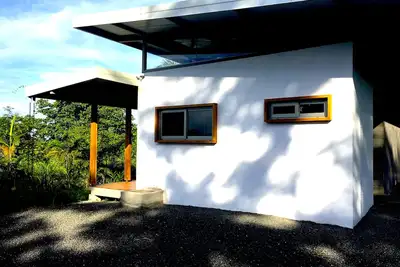 Image de Vue sur l'océan depuis la chambre de cette nouvelle maison moderne. Situé au centre.