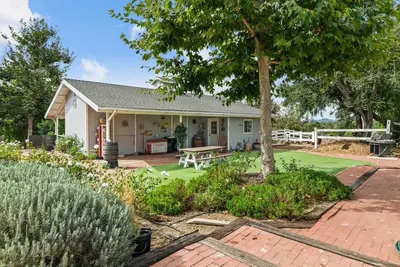 Image de Vintner's Ranch Farmhouse - seule propriété disponible à Lynn Ranch!