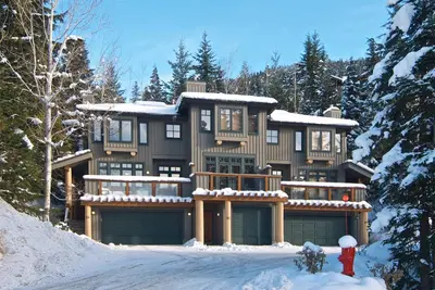 Image de Executive Peaceful mountain retreat - ski in / out, garage double, chauffe bottes, vue sur la montagne.