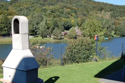 Image de Maison de rĂŞve au bord du lac (grand) au bord du lac forestier Rieden (Eifel)